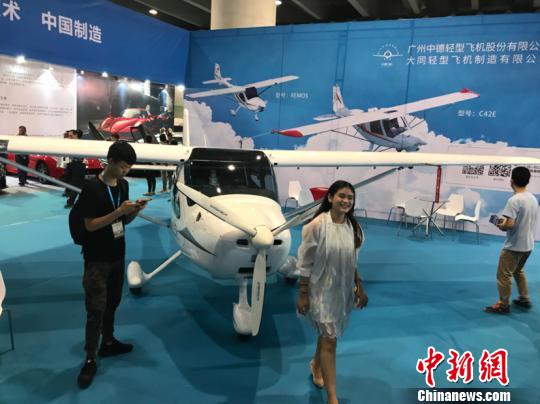 轻型飞机引来观众合影 索有为 摄