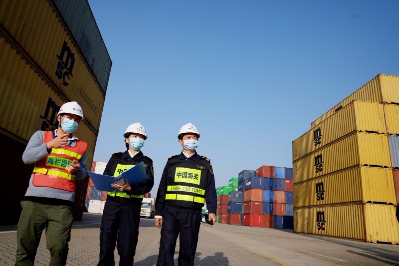海关关员到高栏国际货柜码头调研.jpg