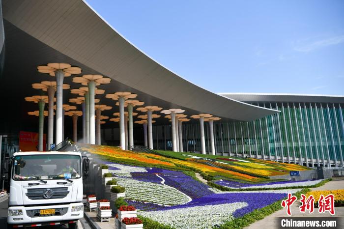 第五届进博会场馆景观装饰全面定妆。　陈梦泽 摄