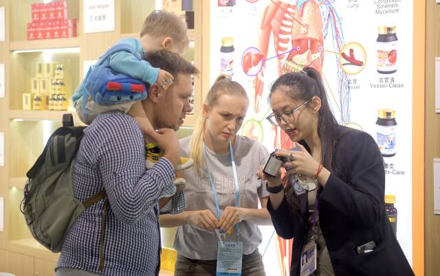 资料图片：客商在广交会上参观选购商品。（新华社发）